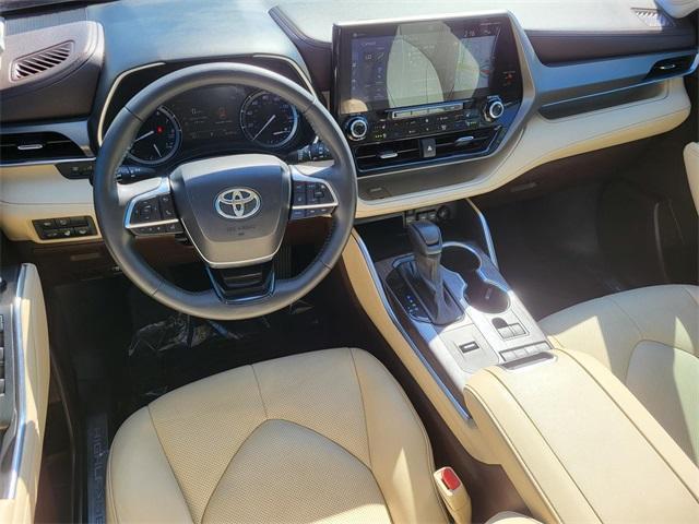 used 2020 Toyota Highlander car, priced at $26,391