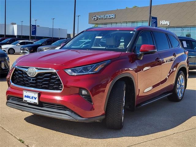 used 2020 Toyota Highlander car, priced at $26,391