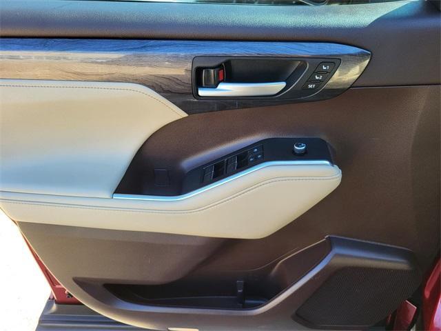 used 2020 Toyota Highlander car, priced at $26,391