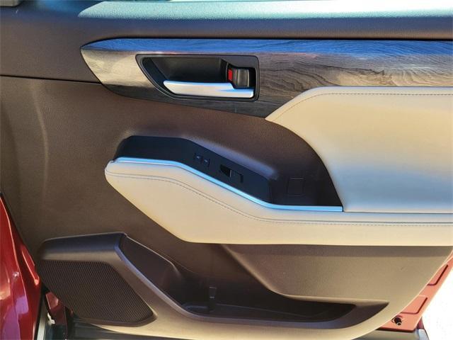 used 2020 Toyota Highlander car, priced at $26,391