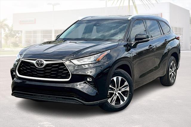 used 2022 Toyota Highlander car, priced at $33,108