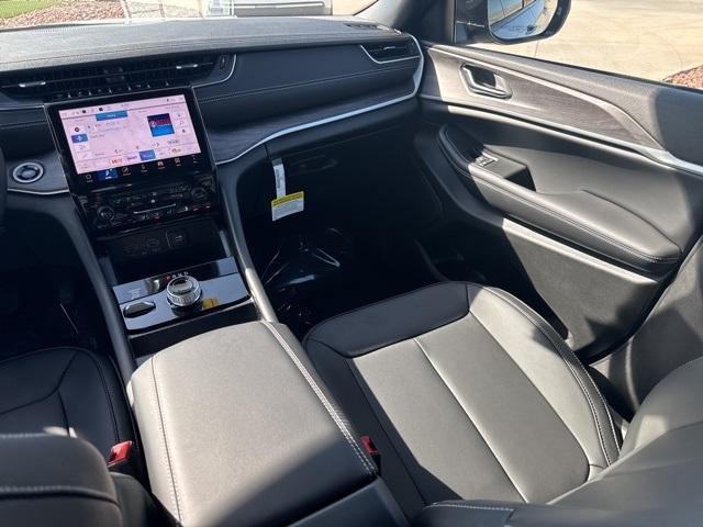 new 2025 Jeep Grand Cherokee car, priced at $44,599