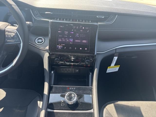 new 2025 Jeep Grand Cherokee car, priced at $39,299