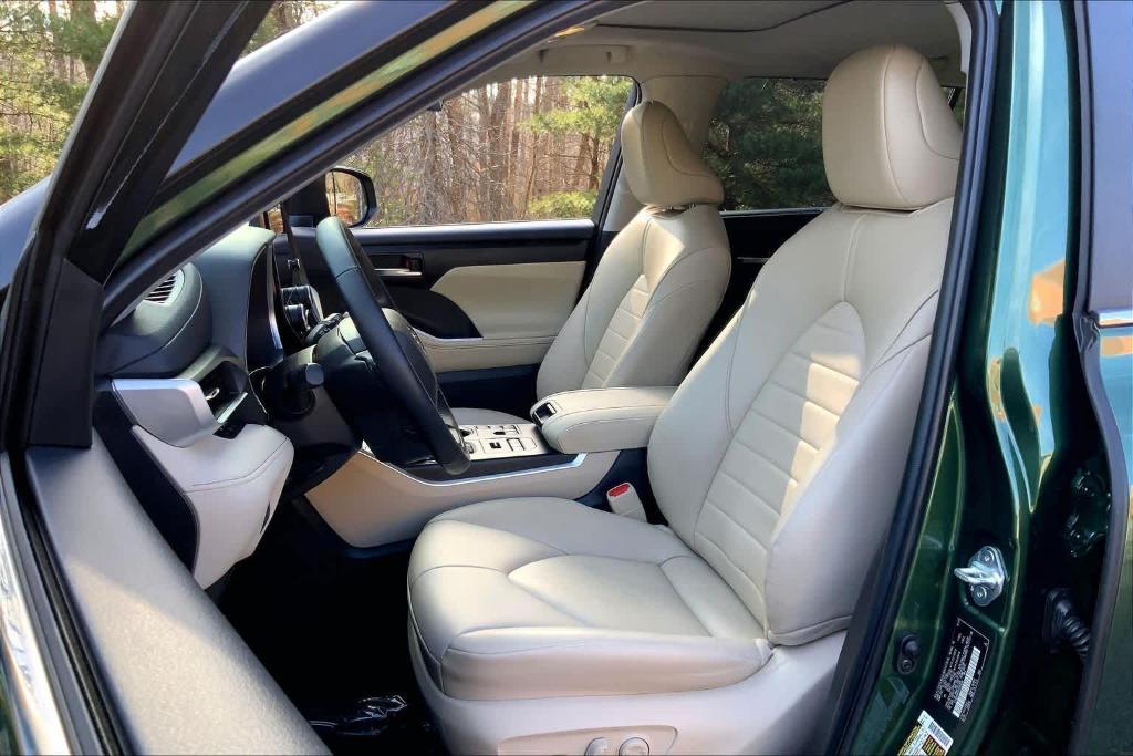 used 2023 Toyota Highlander car, priced at $39,000