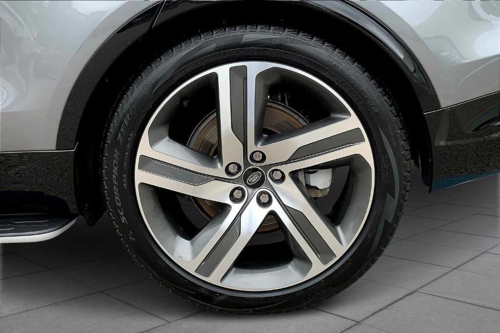 used 2024 Land Rover Discovery car, priced at $59,900