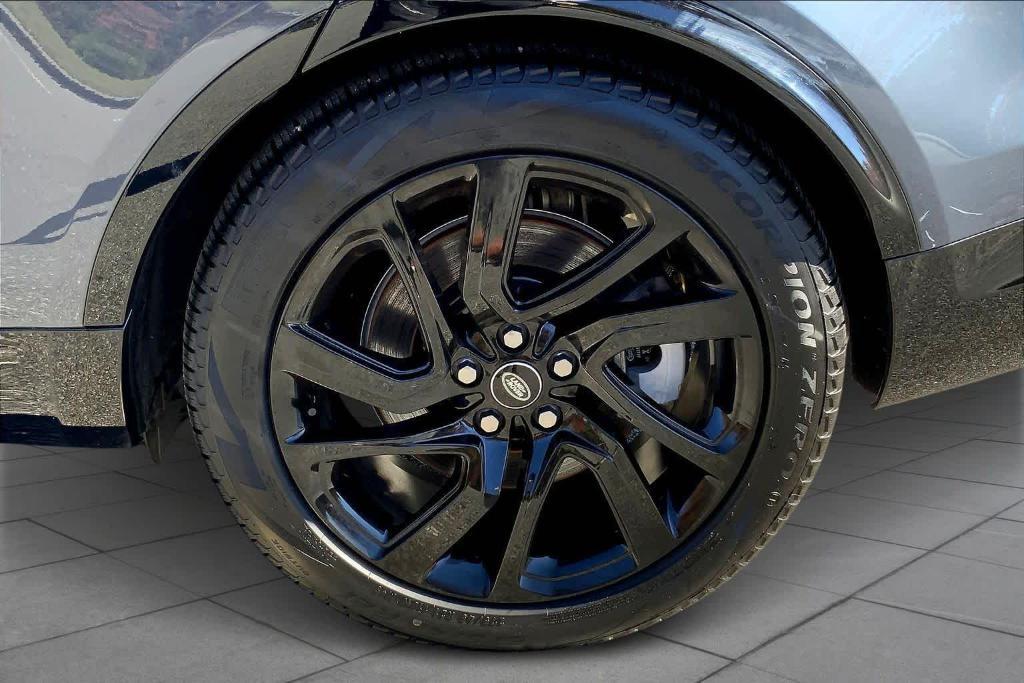used 2025 Land Rover Discovery car, priced at $62,000