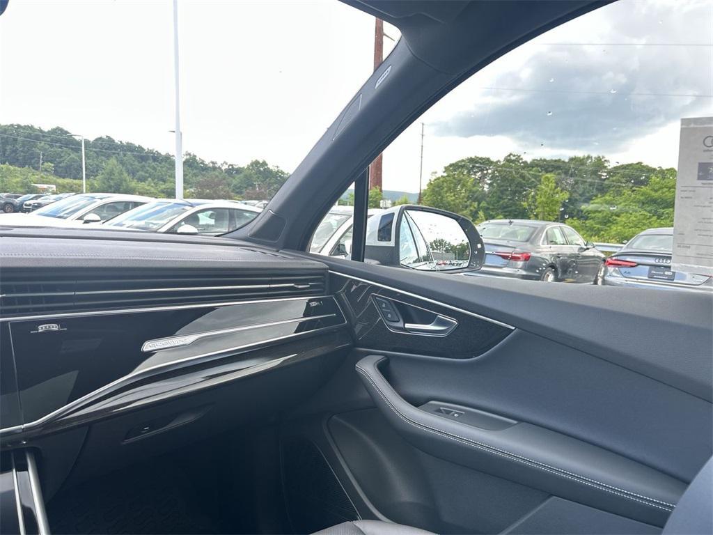 new 2025 Audi Q7 car, priced at $77,580