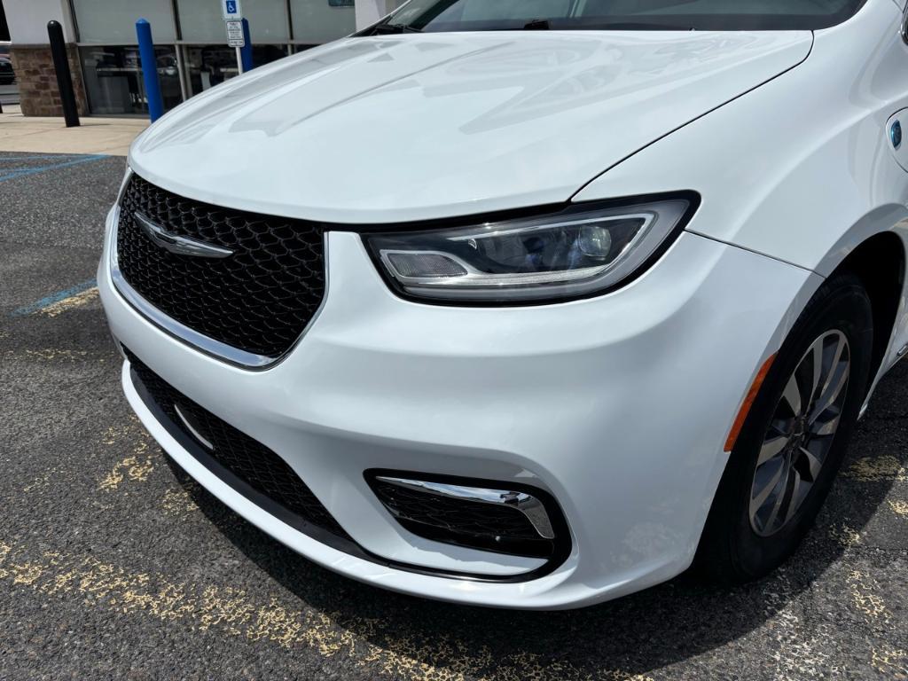 used 2023 Chrysler Pacifica Hybrid car, priced at $32,815