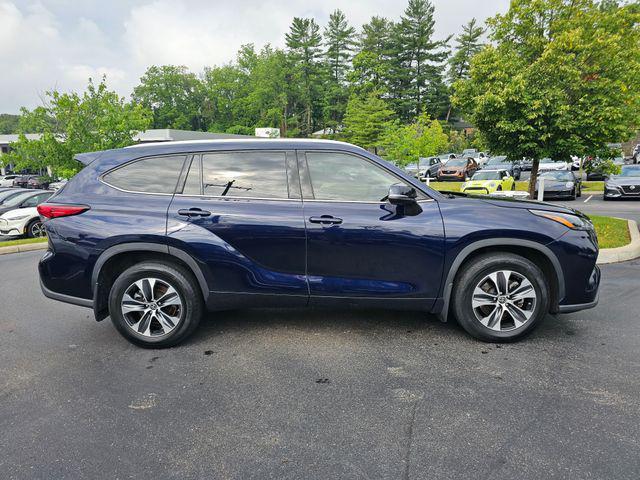 used 2022 Toyota Highlander car, priced at $34,071