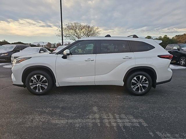 used 2024 Toyota Highlander car, priced at $40,900