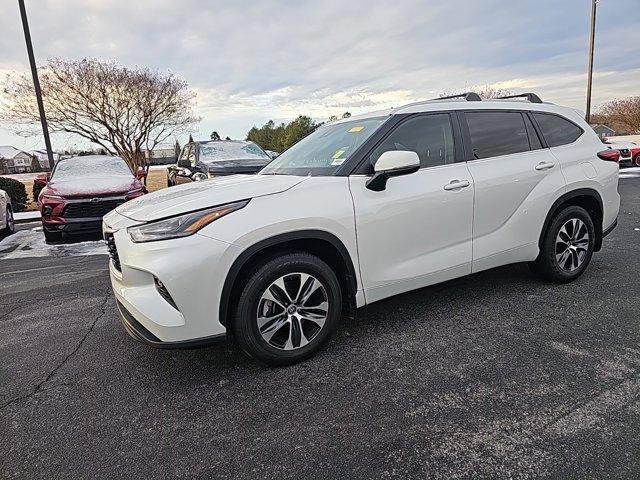 used 2024 Toyota Highlander car, priced at $40,900