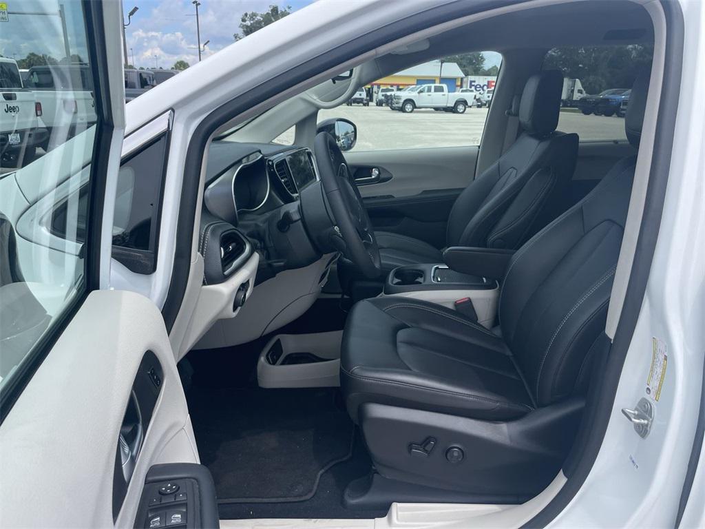 new 2024 Chrysler Pacifica car, priced at $41,300