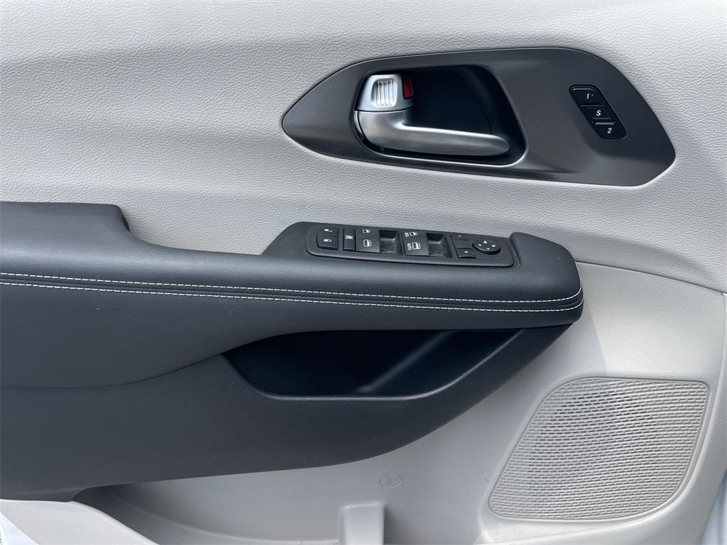 new 2024 Chrysler Pacifica car, priced at $41,300