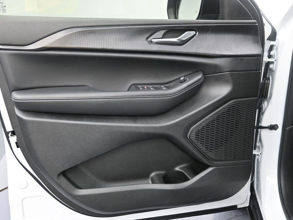 new 2025 Jeep Grand Cherokee car, priced at $41,695