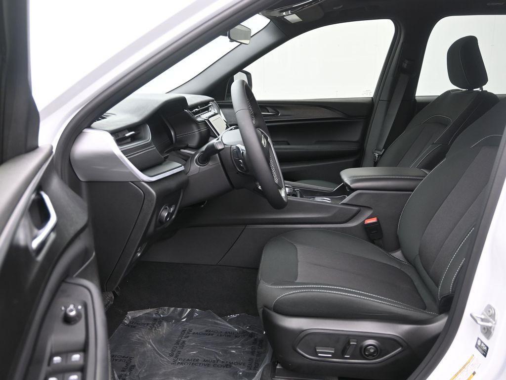 new 2025 Jeep Grand Cherokee car, priced at $41,695