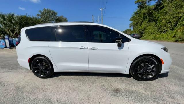 new 2024 Chrysler Pacifica car, priced at $45,745