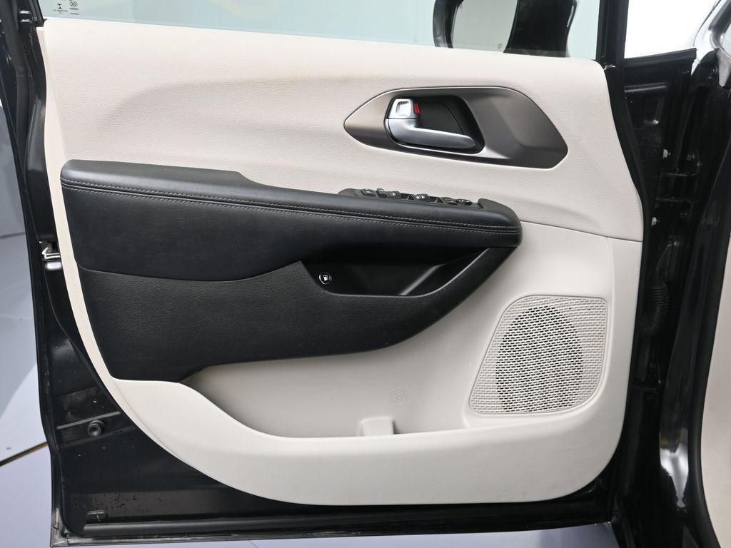 used 2018 Chrysler Pacifica Hybrid car, priced at $16,117