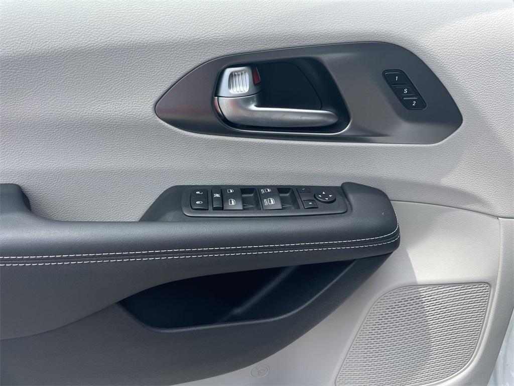 new 2024 Chrysler Pacifica car, priced at $41,300