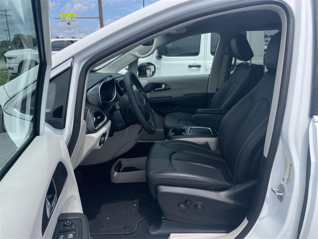 new 2024 Chrysler Pacifica car, priced at $41,300