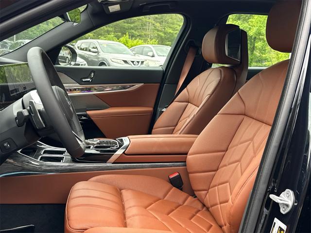 new 2025 BMW 760 car, priced at $128,325