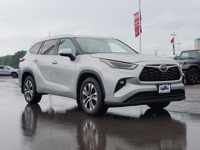 used 2022 Toyota Highlander car, priced at $37,533