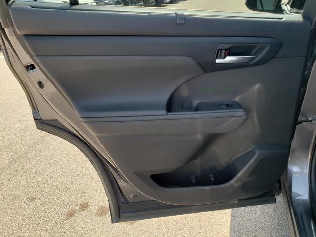 used 2022 Toyota Highlander Hybrid car, priced at $35,155
