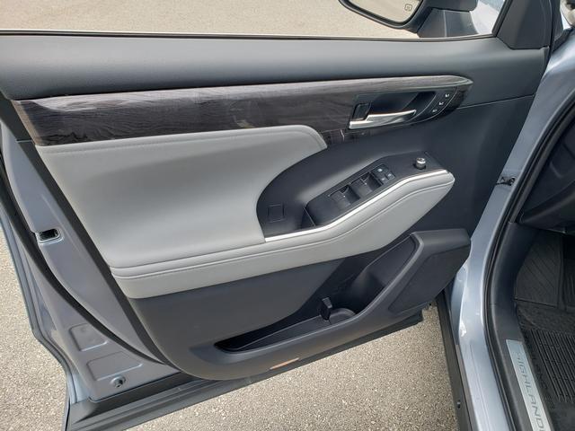 used 2021 Toyota Highlander car, priced at $36,588