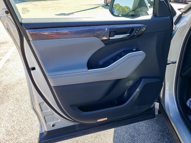 used 2021 Toyota Highlander car, priced at $33,355