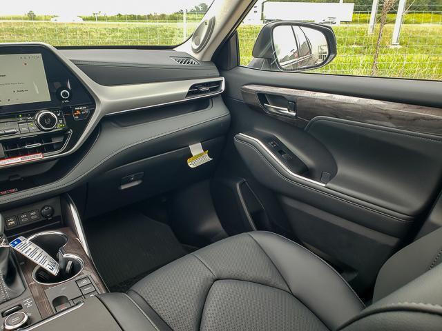 new 2025 Toyota Highlander car, priced at $55,008