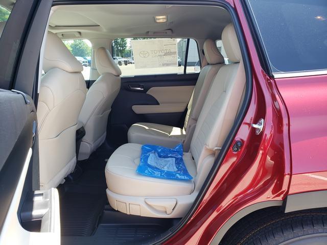 new 2025 Toyota Highlander car, priced at $49,472