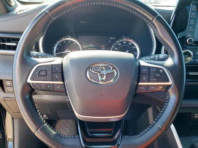 used 2022 Toyota Highlander car, priced at $33,597