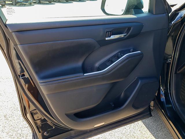 used 2022 Toyota Highlander car, priced at $33,597