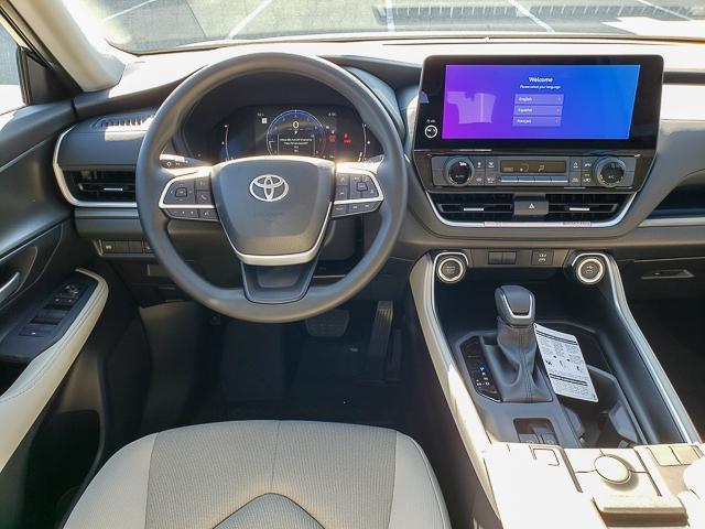 new 2025 Toyota Highlander car, priced at $45,008