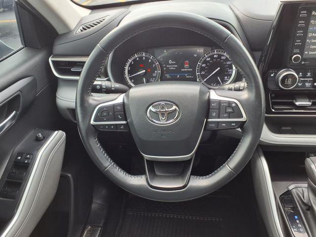 used 2022 Toyota Highlander car, priced at $31,994