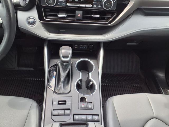 used 2022 Toyota Highlander car, priced at $31,994