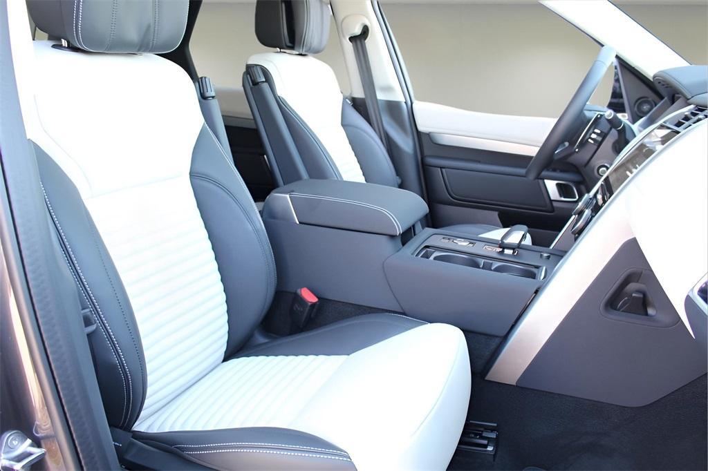 new 2025 Land Rover Discovery car, priced at $84,078