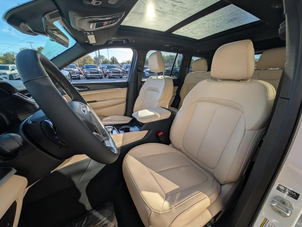 new 2025 Jeep Grand Cherokee car, priced at $47,165