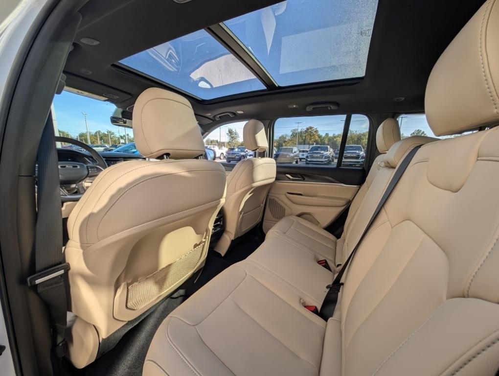new 2025 Jeep Grand Cherokee car, priced at $47,165