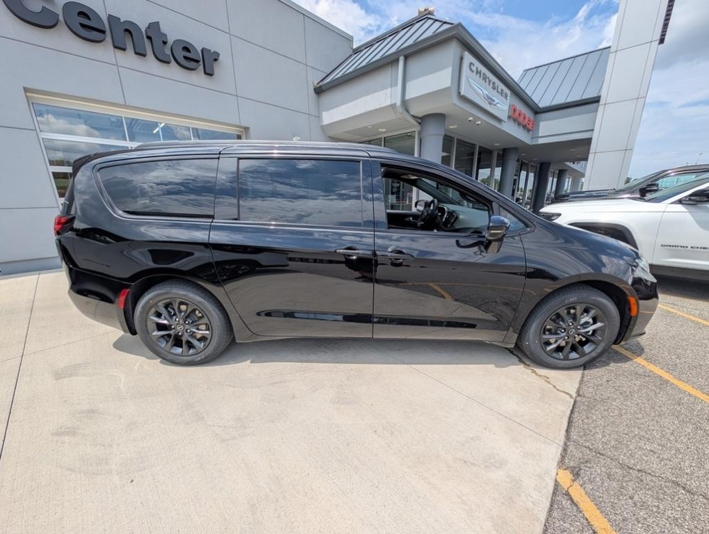 new 2025 Chrysler Pacifica car, priced at $43,677