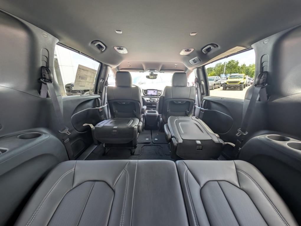 new 2025 Chrysler Pacifica car, priced at $43,677