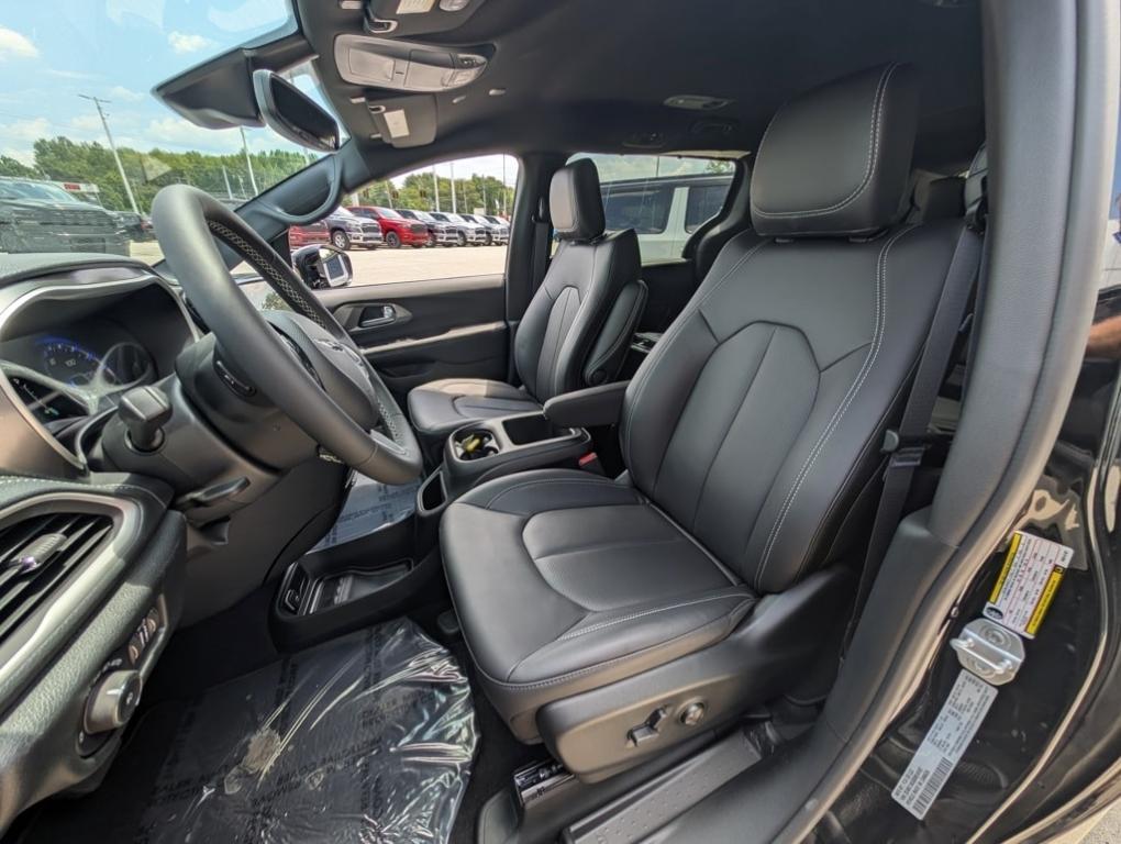 new 2025 Chrysler Pacifica car, priced at $43,677