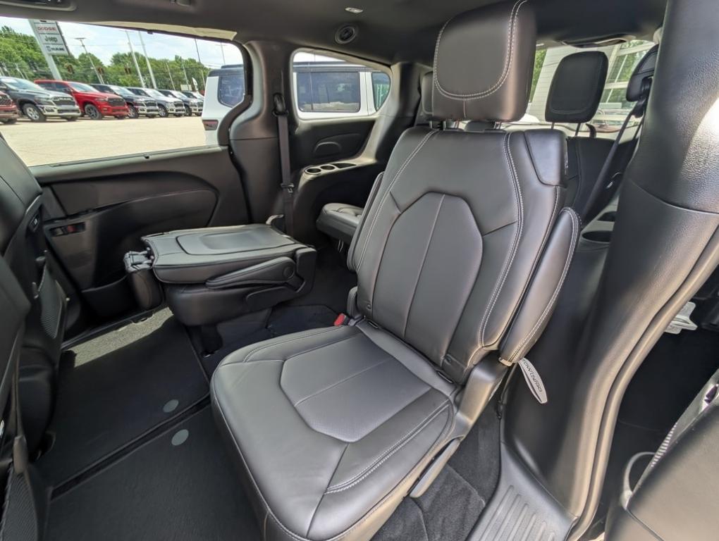 new 2025 Chrysler Pacifica car, priced at $43,677