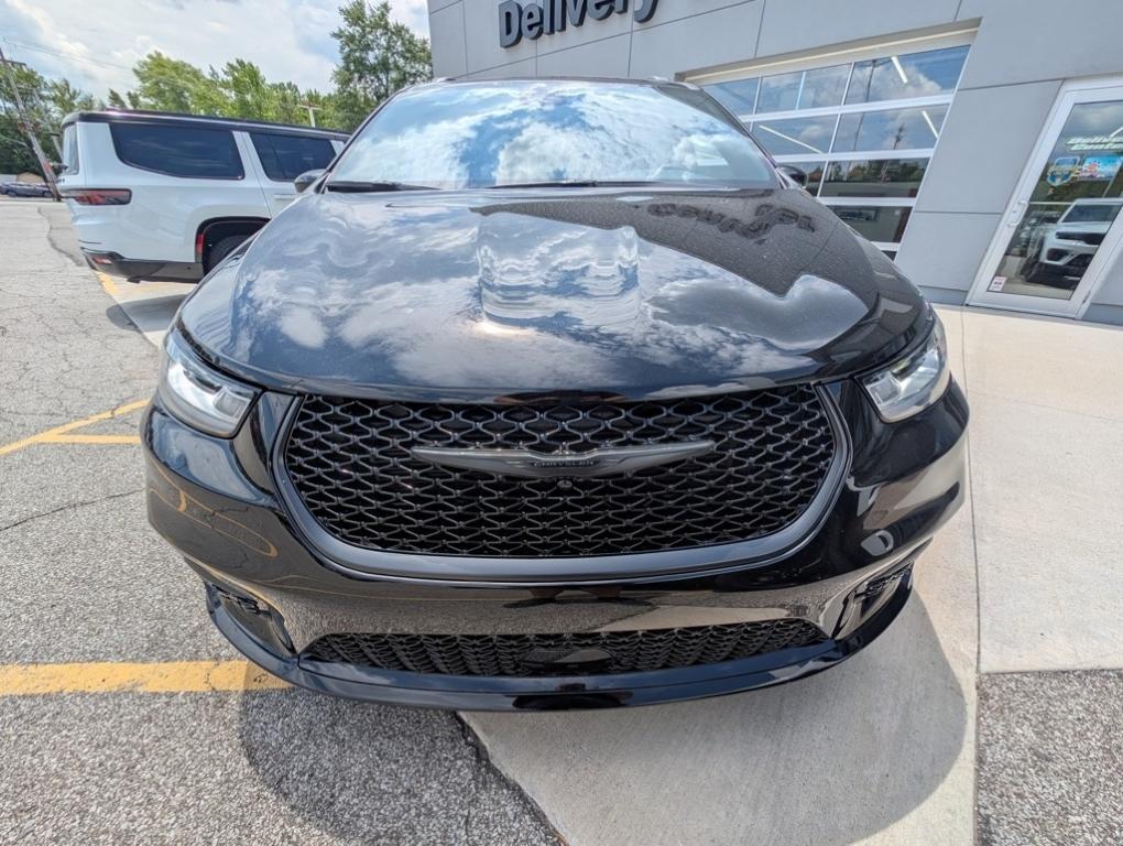 new 2025 Chrysler Pacifica car, priced at $43,677