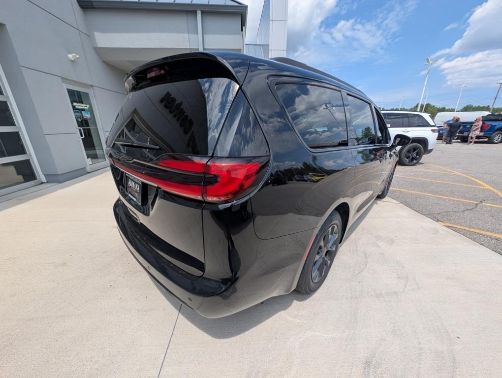 new 2025 Chrysler Pacifica car, priced at $43,677