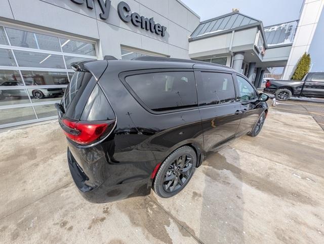 new 2025 Chrysler Pacifica car, priced at $47,765