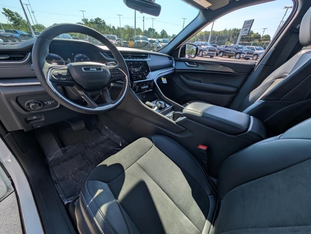 new 2025 Jeep Grand Cherokee car, priced at $41,495