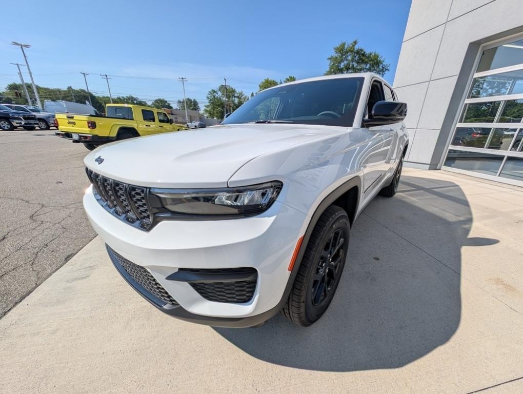 new 2025 Jeep Grand Cherokee car, priced at $41,495