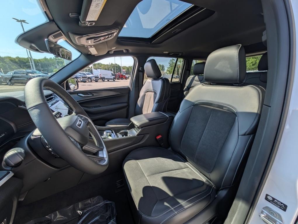 new 2025 Jeep Grand Cherokee car, priced at $41,495