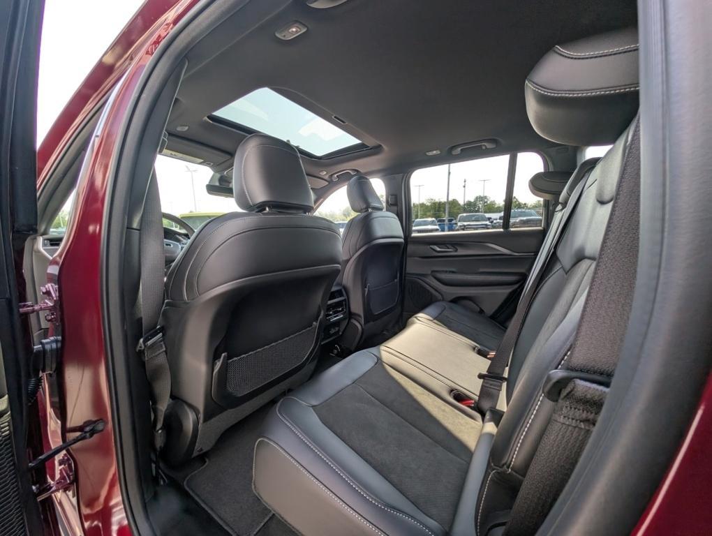 new 2025 Jeep Grand Cherokee car, priced at $42,004