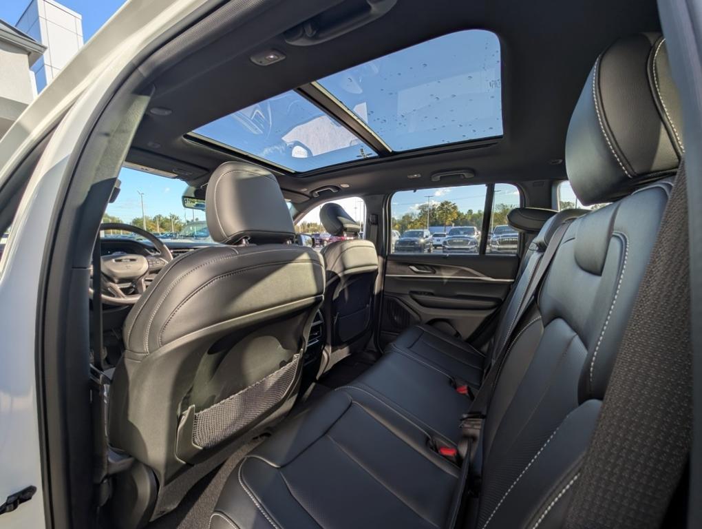 new 2025 Jeep Grand Cherokee car, priced at $50,090